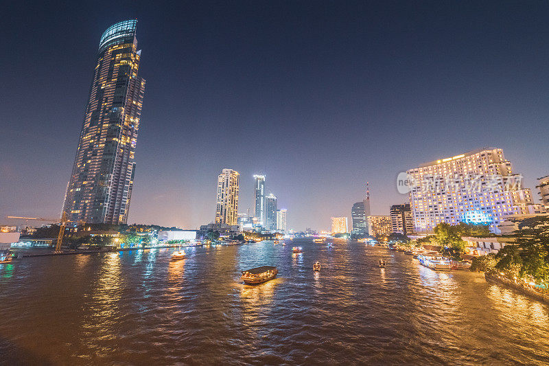 鸟瞰图高层建筑在黄昏视图城市景观商业区在sapan taksin, silom, Sathorn和湄南河，曼谷，泰国)从高空看高层建筑在黄昏